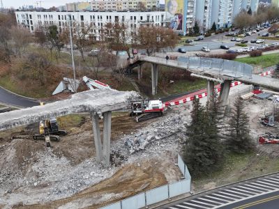 Prace nocne przy rozbiórce kładki na Zaspie