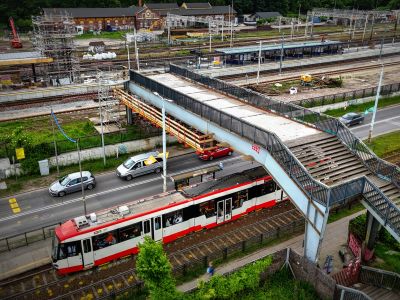 Trwa  rozbiórka kładki nad przystankiem SKM Gdańsk-Stocznia