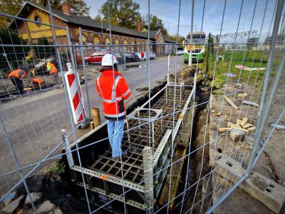 Trwa budowa fundamentów kładki nad przystankiem SKM Gdańsk-Stocznia