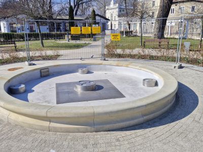 Na skwerze przy Parku Brzeźnieńskim powstaje fontanna